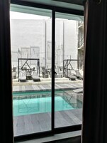 客房, 1 張特大雙人床, 池畔 | 1 間睡房、羽絨被、迷你吧、房內夾萬