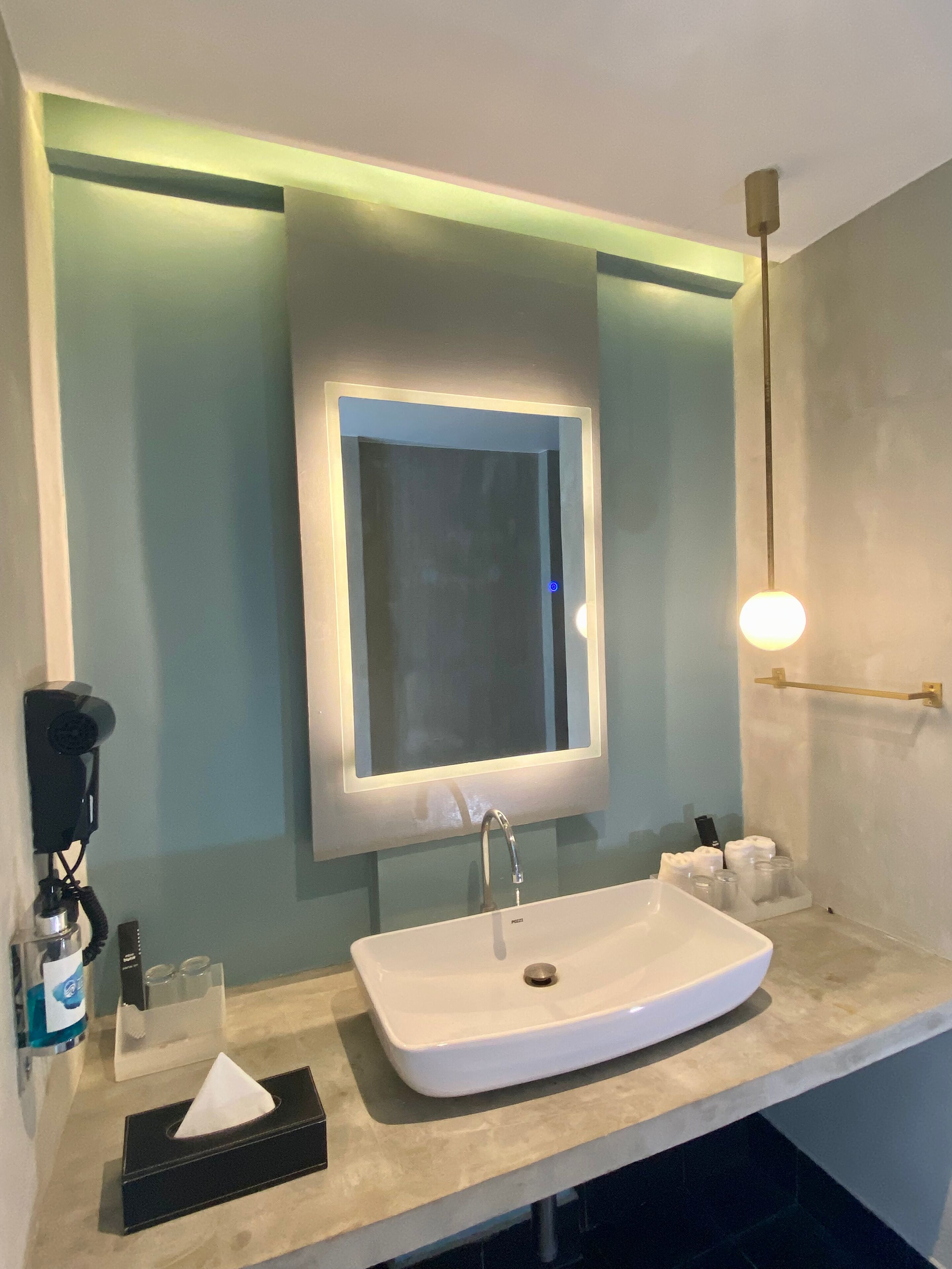 shower, rainfall showerhead, free toiletries, hair dryer