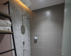 Quadruple Room | Bathroom shower - Zenvea Hotel Coron (Coron)
