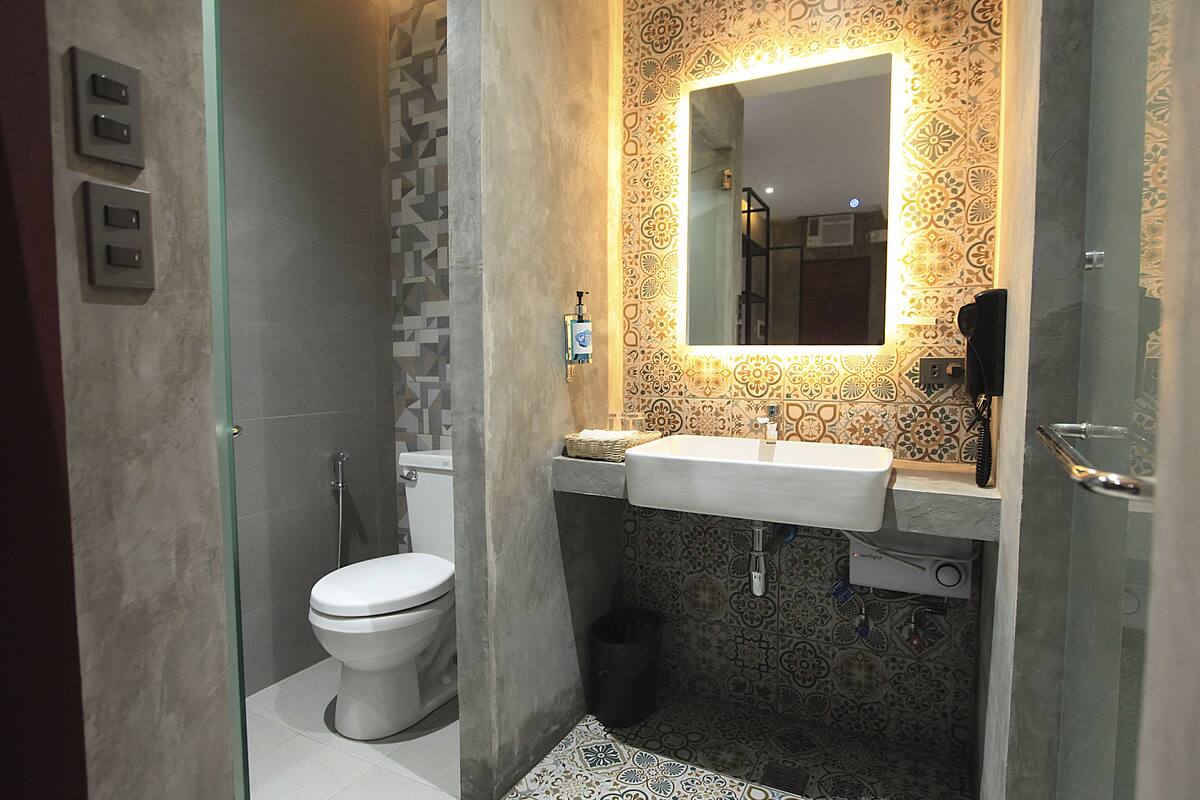 triple room | bathroom | shower, rainfall showerhead, free toiletries, hair dryer