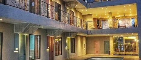 Außenpool, geöffnet von 07:00 Uhr bis 21:00 Uhr, Liegestühle