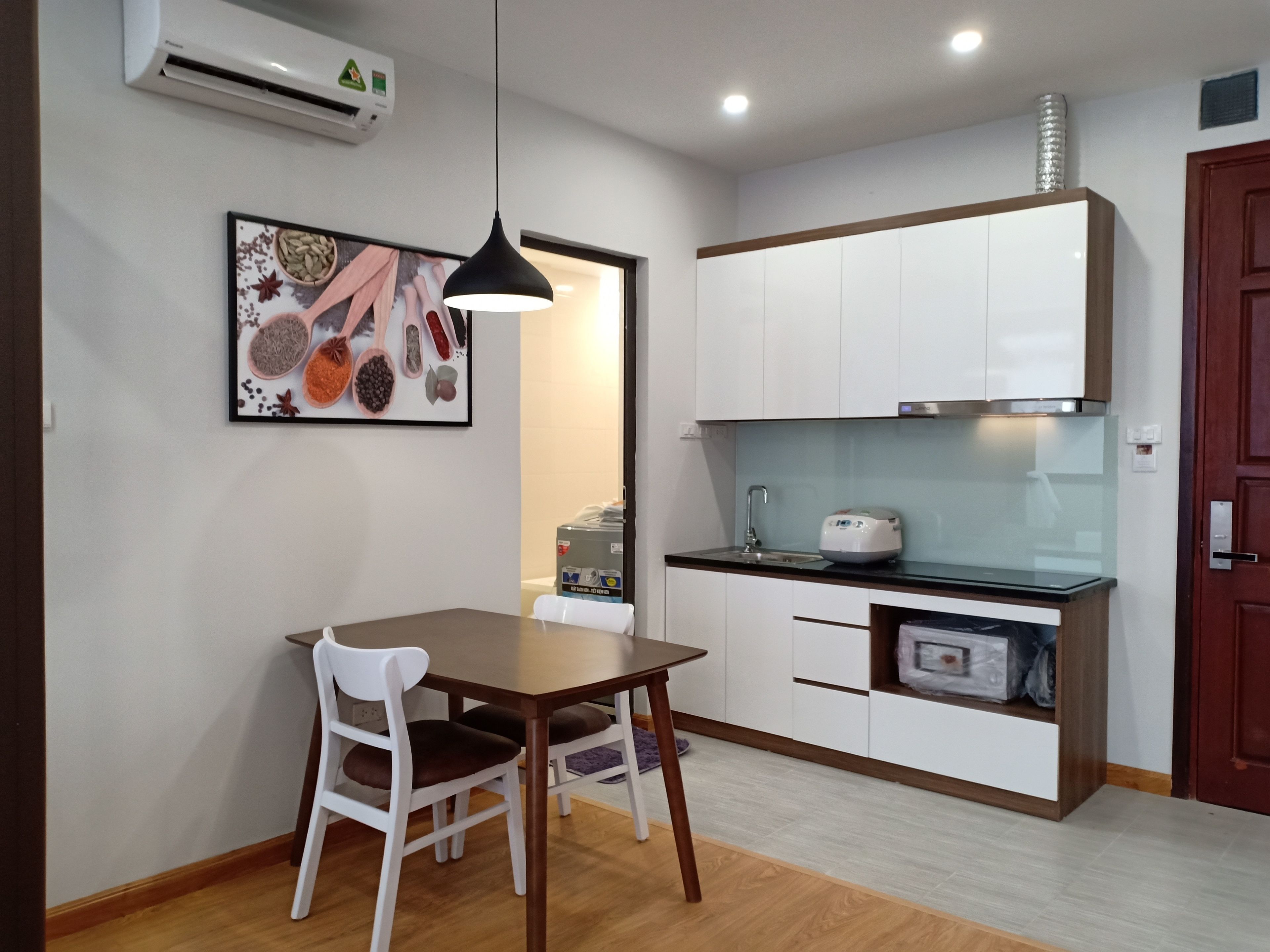 Full-sized fridge, microwave, stovetop, electric kettle