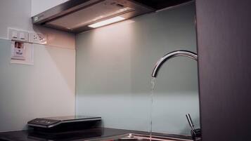 Business Studio Suite | Private kitchen | Full-sized fridge, microwave, stovetop, electric kettle