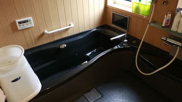 Habitación tradicional (Japanese Style) | Baño | Secadora de cabello, pantuflas, toallas, jabón