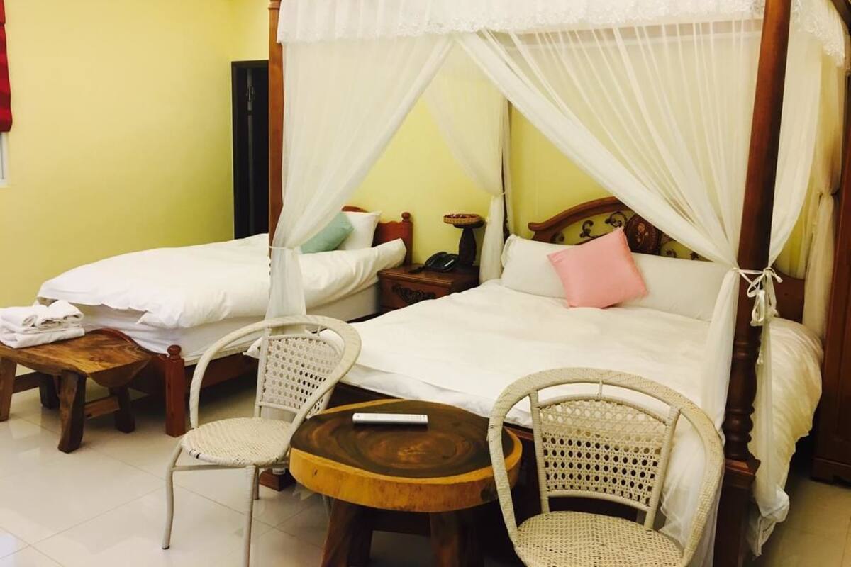 Habitación triple, vista al océano | Escritorio, wifi gratis y ropa de cama