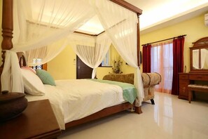 Habitación triple, vista al océano | Escritorio, wifi gratis y ropa de cama