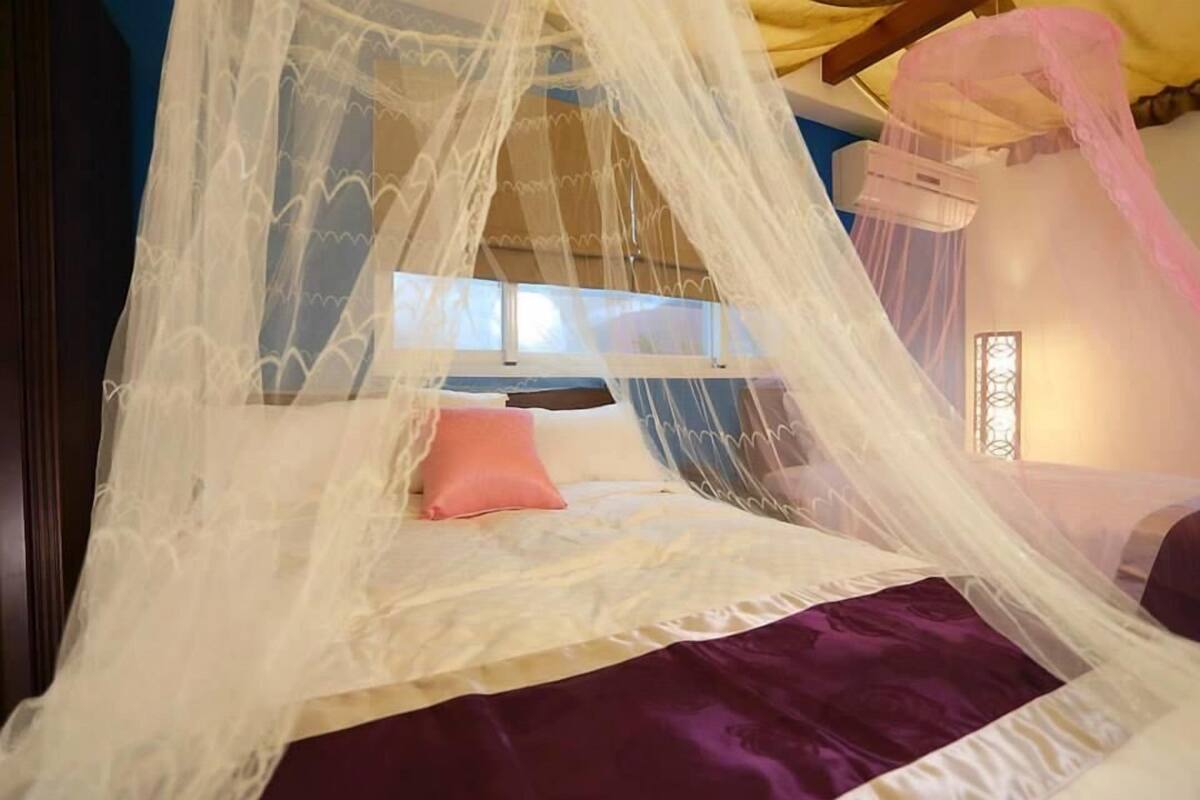 Habitación cuádruple, vista al océano | Escritorio, wifi gratis y ropa de cama
