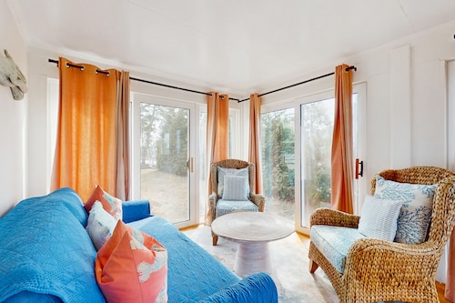 Quaint Chatham home w/beautiful backyard & furnished multi-level deck, dogs OK