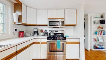 Microondas, horno, placa de cocina y lavavajillas