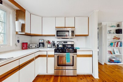 Quaint Chatham home w/beautiful backyard & furnished multi-level deck, dogs OK