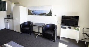 Deluxe Double Room | Blackout drapes, iron/ironing board, free WiFi, bed sheets - Mariner Motel (Laurieton)