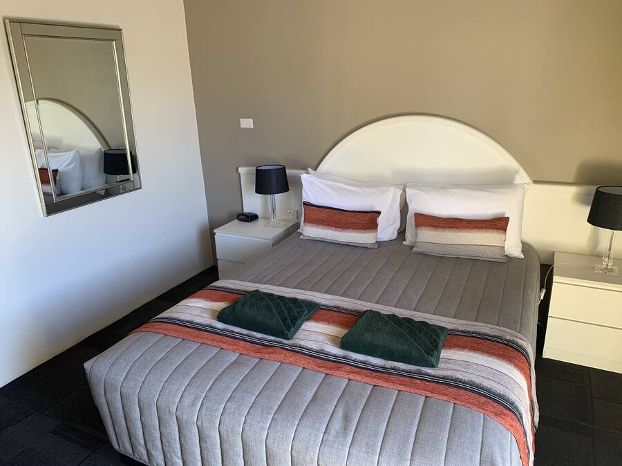 ستائر تعتيم ومكواة/لوح كي وواي فاي مجانًا وملاءات أسرّة