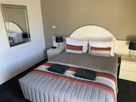 Cortinas blackout, tabla de planchar con plancha y wifi gratis