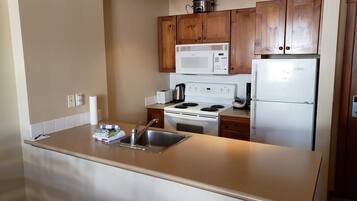 Réfrigérateur, micro-ondes, plaque de cuisson, lave-vaisselle