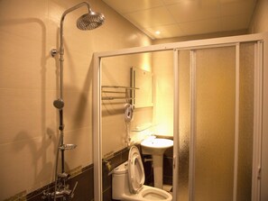 Quadruple Room | Bathroom | Shower, free toiletries, hair dryer, slippers