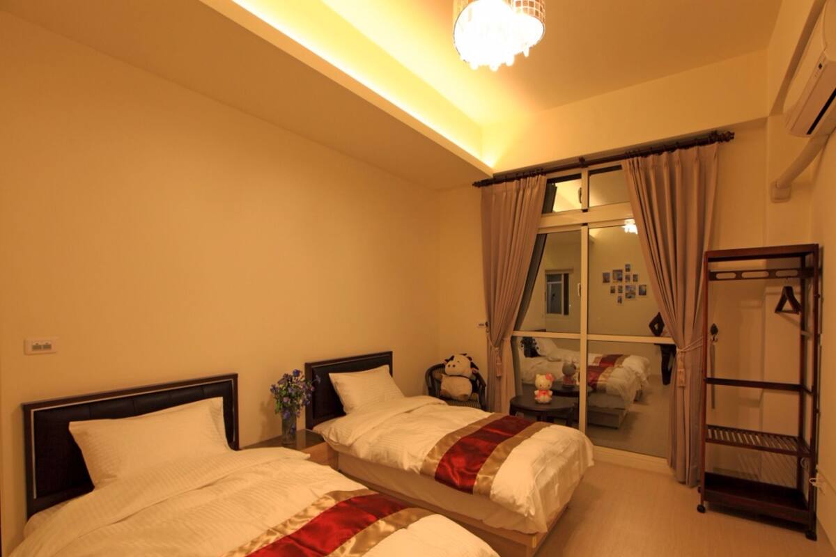 Twin Room | Desk, blackout curtains, free WiFi, bed sheets