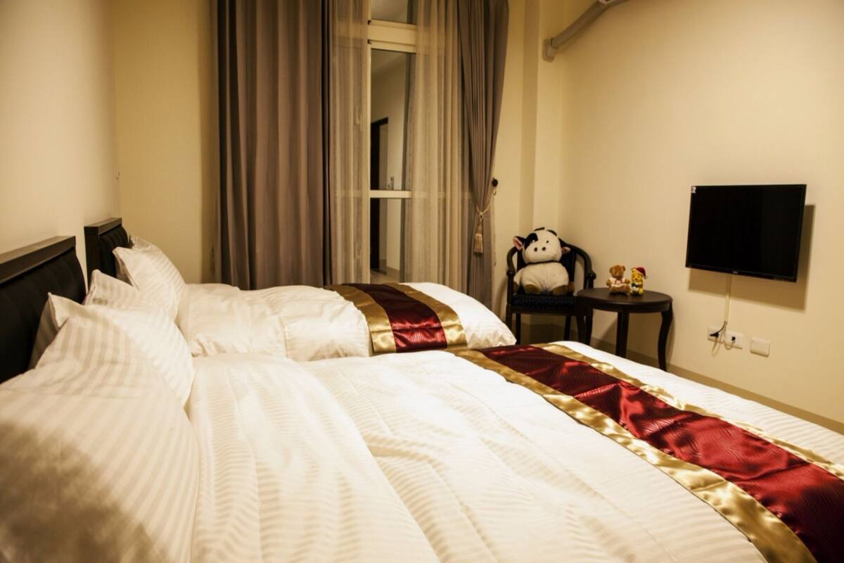 Triple Room | Desk, blackout curtains, free WiFi, bed sheets