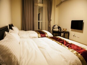 Triple Room | Desk, blackout curtains, free WiFi, bed sheets