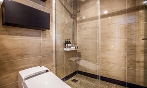 Ducha, secador de pelo, toallas, jabón