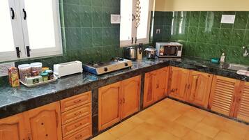 Een koelkast, een magnetron, een kookplaat, een waterkoker