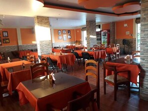 Desayuno continental diario (USD 3 por persona)