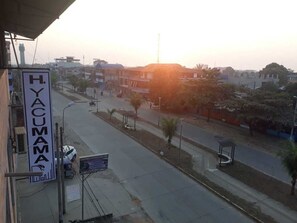 Fachada de la propiedad por la tarde o noche