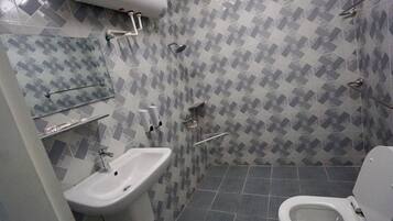 Standard Twin Room with Private Bathroom | 浴室 | 淋浴设施、免费洗浴用品、吹风机、毛巾