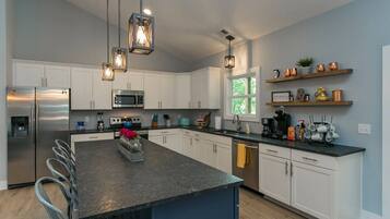 Geladeira, micro-ondas, fogão, cooktop