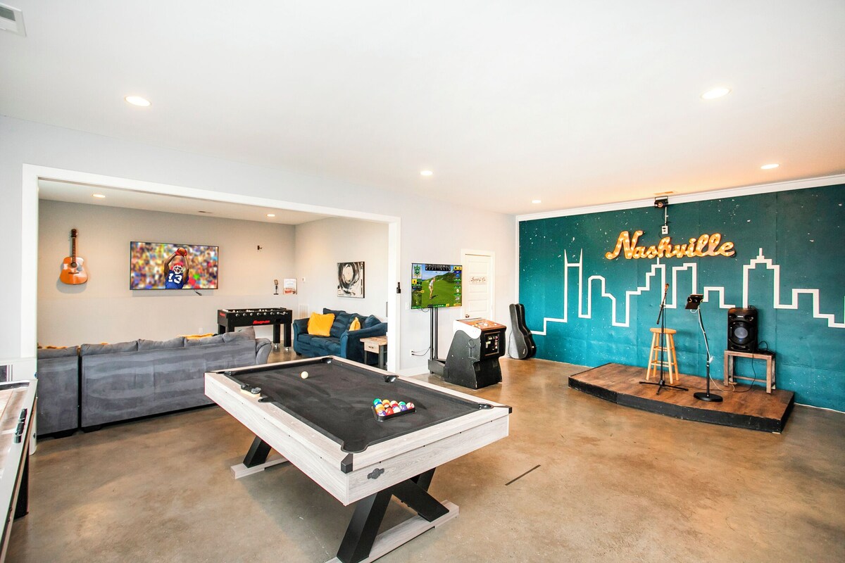 Pool Table, Stage, Gym, HotTub, Game Room, 9 Beds!