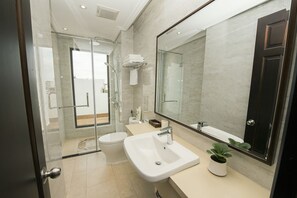 Signature Apartment, Balcony | Bathroom | Free toiletries, slippers, bidet, towels - Hong Gia Tue Apartment (Hanoi)