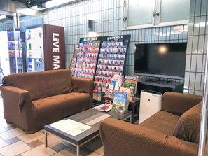 Lobby sitting area - Hotel Livemax BUDGET Namba (Osaka)