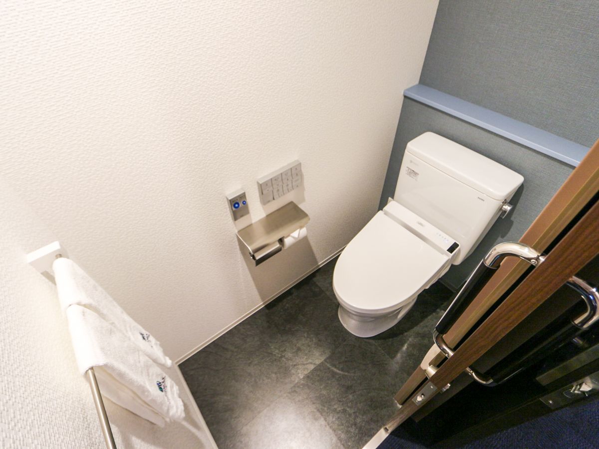 combined shower/bathtub, free toiletries, hair dryer, slippers