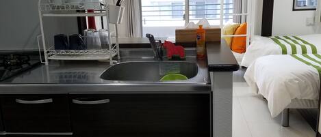 Canal Room (201) | Private kitchenette | Fridge, microwave, electric kettle, cookware/dishes/utensils