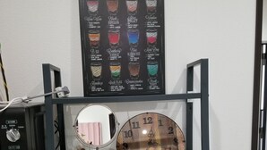 En hylde med en 'SHOTS' menu, et træur og en YAMAZEN apparat.