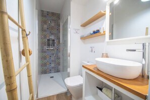 Ensemble douche/baignoire, sèche-cheveux