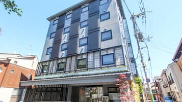 Vista frontal de la propiedad