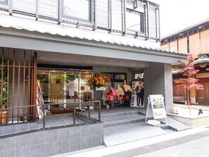 Property entrance - HOTEL LiVEMAX Kyoto Kamogawamae (Kyoto)