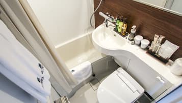 Combined shower/bathtub, free toiletries, hair dryer, slippers