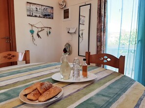 Apartment (Irene's) | Wohnbereich | 25-Zoll-LED-Fernseher mit Satellitenempfang, Fernseher