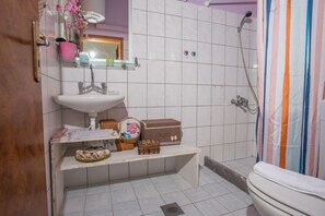 Apartment (Katerina's) | Badezimmer | Dusche, Regendusche, Haartrockner, Handtücher
