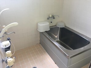 Ein Badezimmer mit Badewanne, Toilette und Waschbecken.