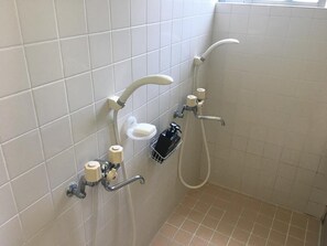 Regadera en el baño