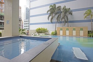 室外游泳池