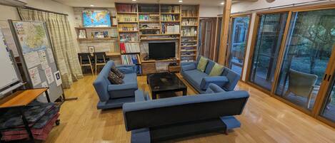 Casa Comfort, 4 dormitoris (Private Vacation Home) | Sala d'estar | Televisor de pantalla plana, joguines i llibres