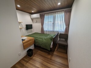 Quarto solteiro | Edredons de pluma, escrivaninha, espaço de trabalho para notebook