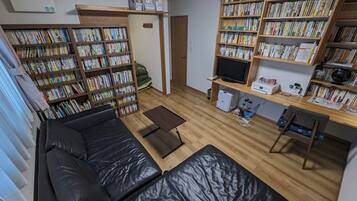 羽絨被、書桌、手提電腦工作空間、遮光窗簾/窗簾