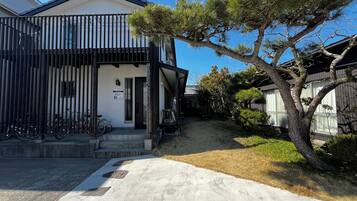 Main Building Exclusive Rental, Non Smoking | Down comforters, desk, laptop workspace, blackout drapes