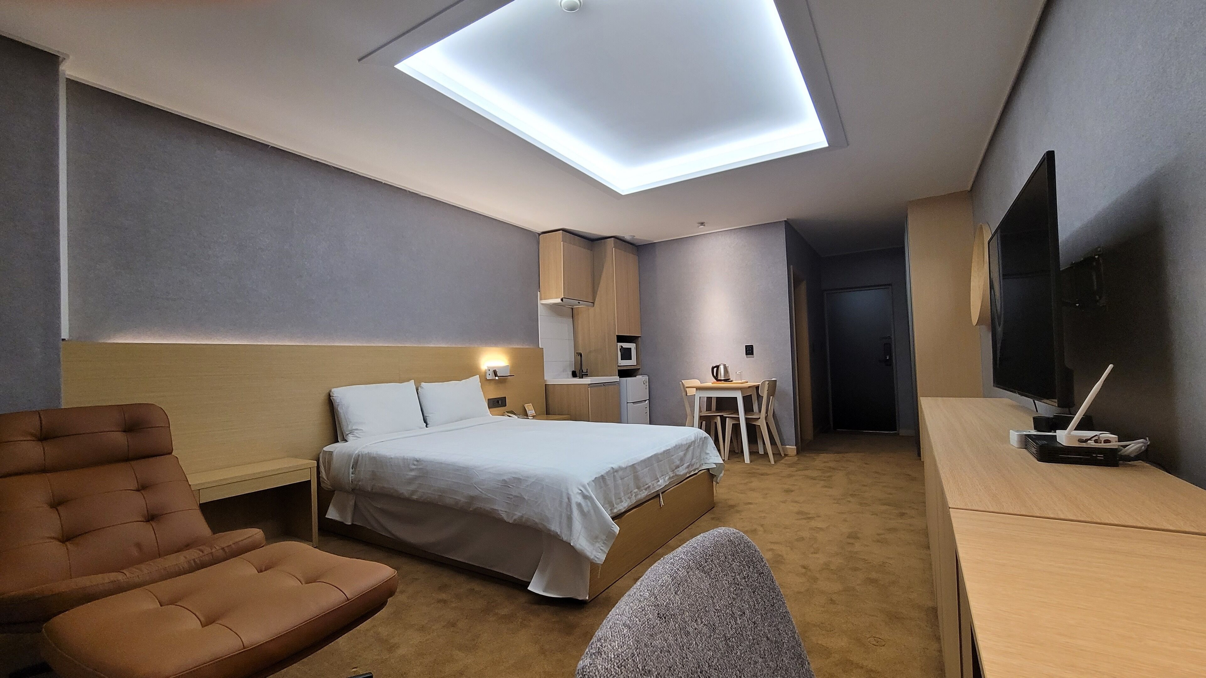 deluxe room | desk, blackout curtains, free wifi, bed sheets