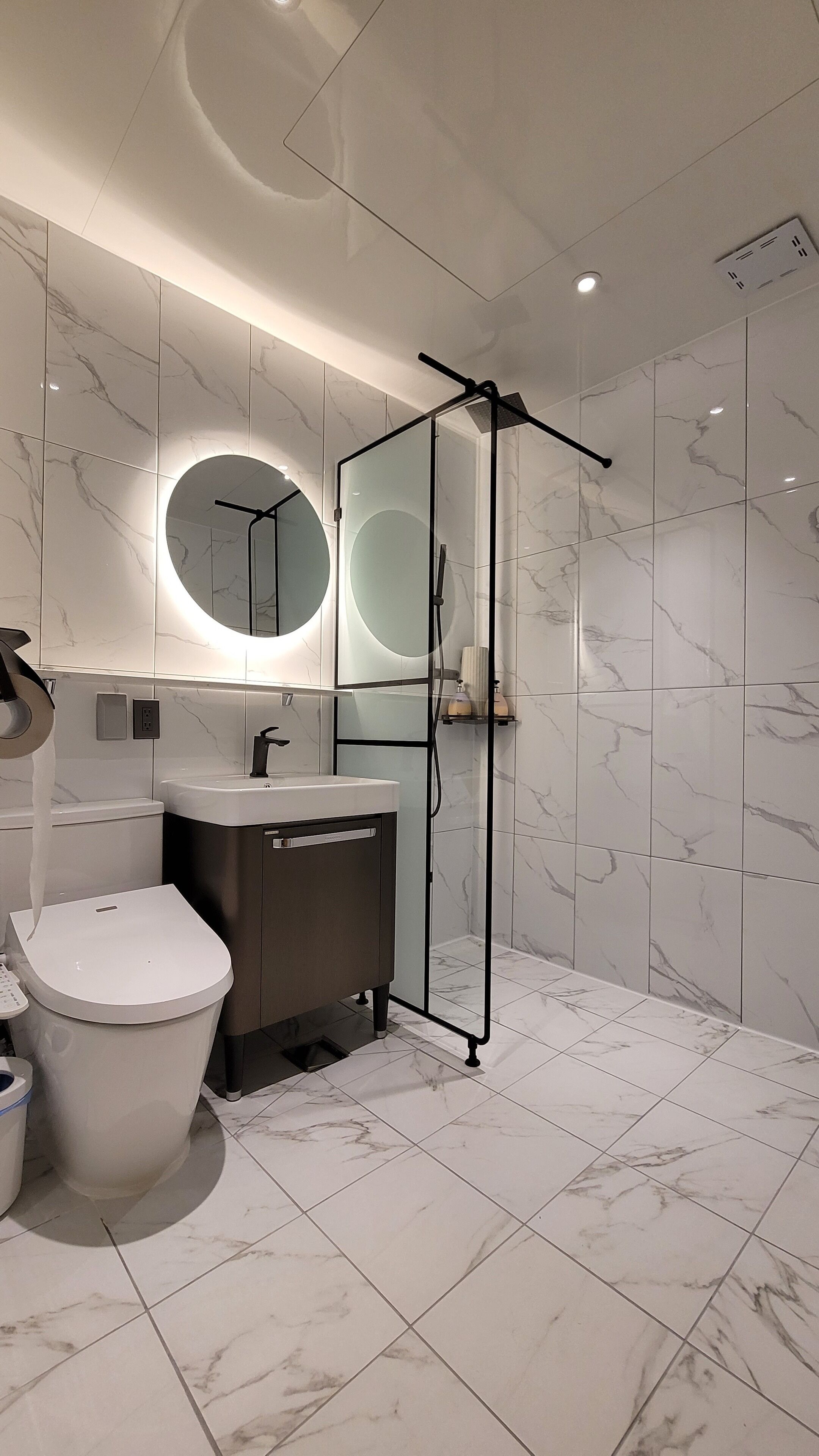 combined shower/bathtub, free toiletries, hair dryer, slippers