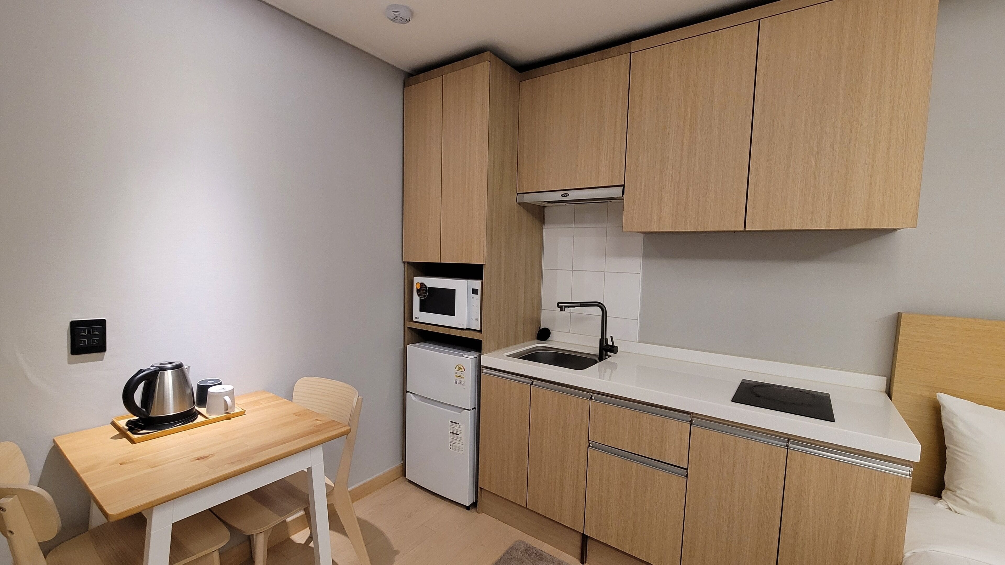 business twin room | desk, blackout curtains, free wifi, bed sheets